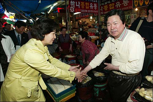 추미애 선대위원장이 12일 오전 서울 중구 중부시장에서 김동일 후보 지원유세를 갖기에 앞서 시장상인들과 악수를 하고 있다. 